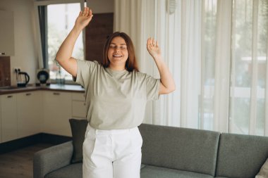 Dans eden mutlu kadın portresi, neşe ve zafer, evde neşeli hissetmek. Boşluğu kopyala