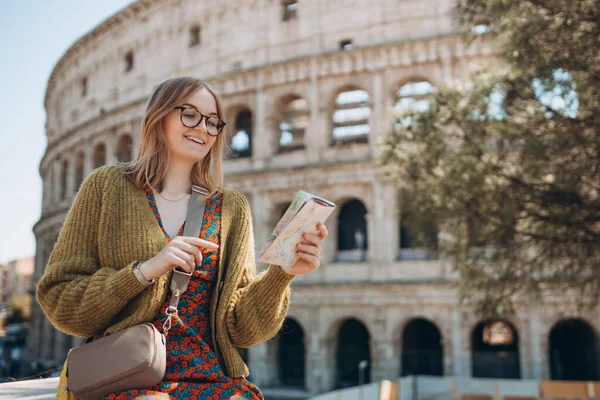 행복한 금발의 관광객은 콜로세움 근처에 서있다 로마의 중심에 오래된 이탈리아 스톡 사진
