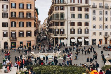 Roma, İtalya 07 Nisan 2022 - Fontana Della Barcaccia. Roma 'daki Piazza di spagna. İspanyol meydanını ziyaret eden turistler