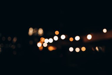 Gece vakti dekoratif dış mekan sicim ışıkları, Odaklanamayan Arkaplan, Gece Şehir Arkaplanı, Bokeh toplarıyla parti zamanı