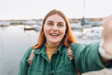 Mutlu kadınlar selfie çekiyor. Genç ve güzel bir kız, 