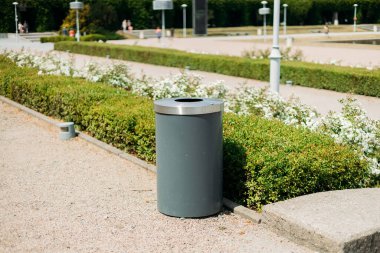 Şehir caddesindeki Park 'ta halka açık bir çöp tenekesi. Atıkları azaltmaya, küresel ısınmaya yardım.