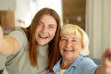 Oyuncu yaşlı anne ve kız selfie çekiyorlar mutlu son sınıf kızları anneler günü sevgisiyle eğleniyorlar..