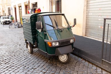 Bir caddede otomatik çekçek ya da tuk-tuk