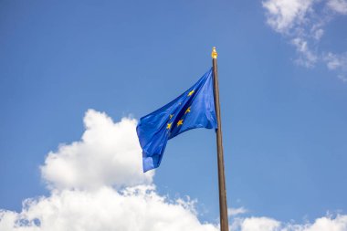 Avrupa Birliği 'nin Bayrağı rüzgarda sallanıyor.