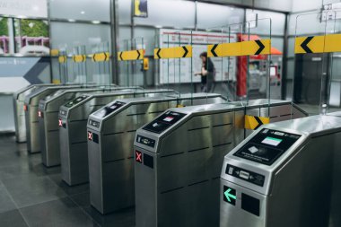 Tren istasyonunun otomatik bilet kapısı var. Geçitlerden geç..