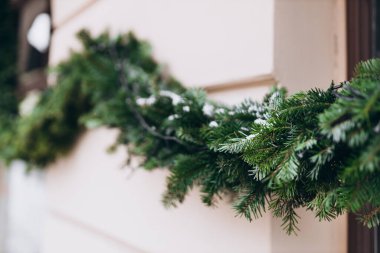 Duvar geleneksel Noel çelengiyle süslenmiş.