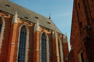 St. Marys Bazilikası, Eski Şehir, Krakow, Polonya 'daki ana meydanda. Gotik Aziz Mary Bazilikasının kubbelerinin ayrıntıları