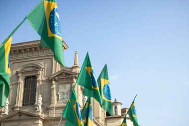 Brezilya bayrakları dalgalanıyor. Resmi Federasyon Cumhuriyeti Brezilya Ulusal Bayrağı Yapılıyor
