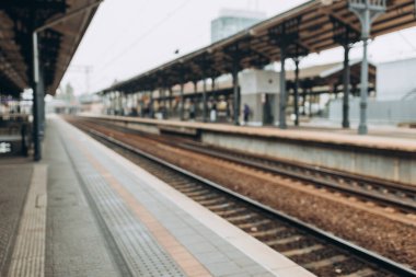 Boş tren istasyonunun bulanık arkaplanı