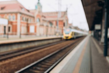 Boş tren istasyonunun bulanık arkaplanı. Platformun bulanık manzarası