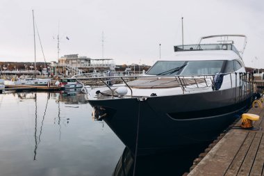 Limana demirli lüks bir yat. Okyanus Kıyısı İskelesi. Birinci sınıf bir yaşam tarzı. Deniz taşımacılığı. Seyahat konsepti. İskelede pahalı yatlar..