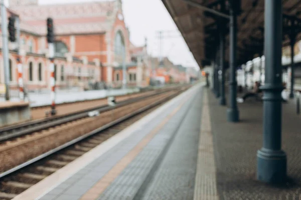Boş tren istasyonunun bulanık arkaplanı. Platformun bulanık manzarası