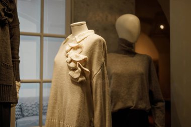 Mağaza vitrininde kadın mankenler. Sonbahar-kış sezonu için şık bir koleksiyon. Tüketim, alışveriş kavramı