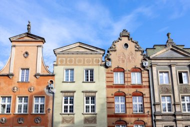 Gdansk 'taki Eski Şehir' in eski renkli mimari cephesi. Yazın Avrupa 'yı geziyorum. Tatil afişi