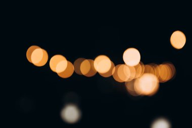Gece vakti dekoratif dış mekan sicim ışıkları, Odaklanamayan Arkaplan, Gece Şehir Arkaplanı, Bokeh toplarıyla parti zamanı