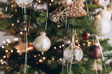 Farklı taşakları olan bir Noel ağacı. Tatil geçmişi. Odaklanmamış çelenk ışıkları