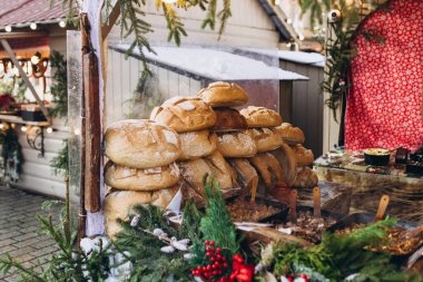 Ekmek ya da somunlar bir Noel pazarında sergileniyor.
