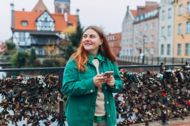 Çekici genç bayan turist yeni şehri keşfediyor. Gdansk eski kasabası, mutlu güzel bir kadın Radunia Kanalı yakınlarında Avrupa 'ya seyahat ediyor. Kentsel yaşam tarzı konsepti.