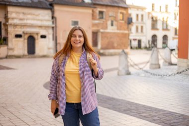 Sırt çantalı çekici genç bayan turist yeni bir şehri keşfediyor. Eski şehir caddesinde yürüyen 30 'lu yaşlarda bir kadın. Yazın Avrupa seyahati, şehir geçmişi