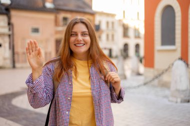 Sırt çantalı çekici genç bayan turist yeni bir şehri keşfediyor. Eski şehir caddesinde yürüyen 30 'lu yaşlarda bir kadın. Yazın Avrupa seyahati, şehir geçmişi