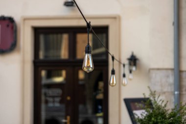 Dekoratif Sokak Elektrikli Çelengi. Işık için bir sıra sokak lambası