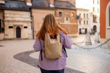 Sırt çantalı çekici genç bayan turist yeni bir şehri keşfediyor. Eski şehir caddesinde yürüyen 30 'lu yaşlarda bir kadın. Yazın Avrupa seyahati, şehir geçmişi