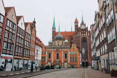 Gdansk, Polonya - 01 Kasım 2022: Polonya 'daki Gdansk şehrinin güzel mimarisi. Gdansk, Polonya Pomeranya 'nın tarihi başkentidir..