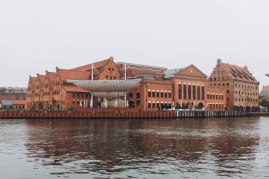 GDANSK, POLAND - 31 Ekim 2022 Polonya Baltık Filarmoni Orkestrası Gdansk 'taki Motlawa nehir kıyısı ve Olowianka Adası' ndaki devasa Gdansk tabelası.