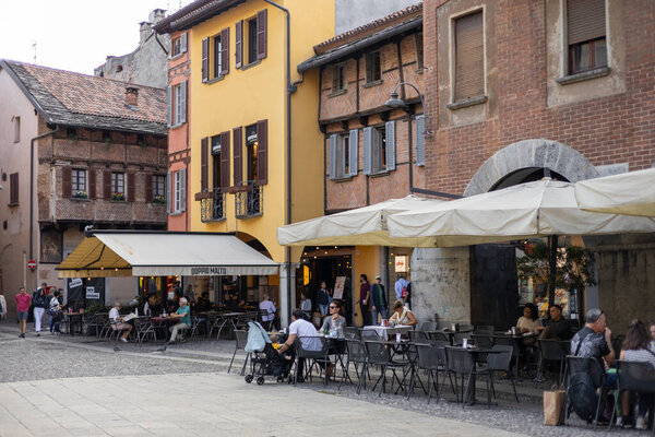 COMO, Италия 12 октября, 2023 Итальянский ресторан с белыми зонтиками, полными людей