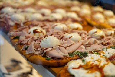 Burrata peynirli ve mortadella soslu pizza. Restoran vitrininde otantik İtalyan pizzası.