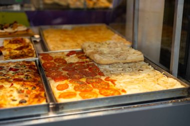 Restoran vitrininde otantik İtalyan pizzası