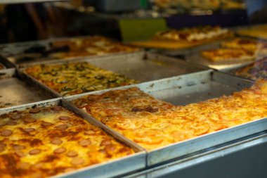 Restoran vitrininde otantik İtalyan pizzası