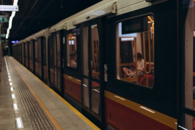 Boş metro istasyonu, azalan tren platformdan ayrılıyor.