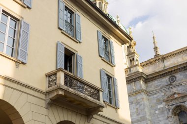 Como, İtalya, tarihi şehir mimarisi. Karakteristik görünüşü ve pencereleri olan bir bina. Yaz zamanı.