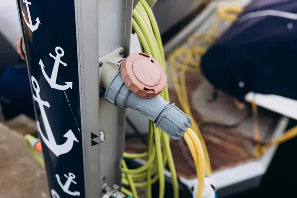 Limandaki gemileri şarj etmek için elektrik prizleri. Deniz kıyısındaki iskelede elektrik prizleri..