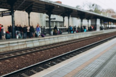 Tarafından seyahat bir tren istasyonunda bulanık insanlar yetiştirmek