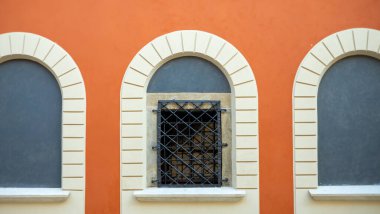 Binanın güzel kemerli penceresi, dışarıdan manzarası var.