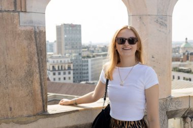 Milano Katedrali Duomo di Milano 'nun çatısında poz veren 30' lu yaşlardaki güzel kadın. Yazın Avrupa 'yı geziyorum. Çekici kadın şehri keşfediyor. En iyi turistik yer.