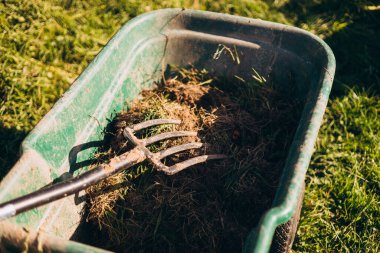 Çiftlikteki samanlıkta yaba yatar.
