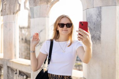 30 'ların güzel kadını Milan Katedrali Duomo di Milano' nun çatısında selfie çekiyor. Yazın Avrupa 'yı geziyorum. Çekici kadın şehri keşfediyor, turist akıllı telefondan fotoğraf ya da video çekiyor