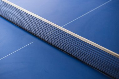 Ping-pong için mavi masadaki ağı kapatın. Spor ve sağlıklı yaşam tarzı kavramı.