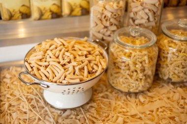 Farklı türde makarna. Kafede bir sürü çiğ makarna var.