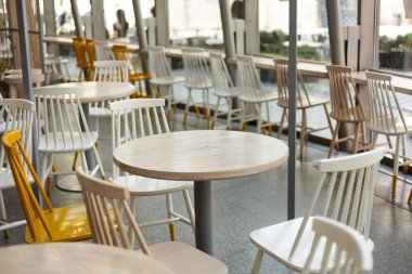 Boş bir şehir restoranının içinde.