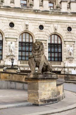 Viyana 'da Heldenplatz Meydanı' ndaki Hofburg Sarayı 'nda aslan heykeli