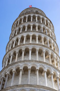 Pisa'nın ünlü eğik kulesinin mimari detayları