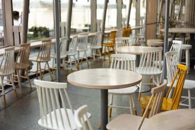 Boş bir şehir restoranının içinde.