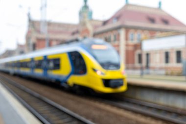 İstasyondaki trenin bulanık arkaplan görüntüsü. Şehirlerarası tren. Turistik ve ulaşım kavramları.