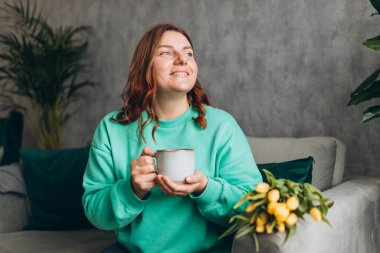 Genç kadın çay ya da kahve içer ve evdeki, oteldeki ya da dairedeki kanepede oturur. 30 'lu yaşlardaki kadınlar boş zamanlarını oturma odasında geçirirler. İnsanlar konsept yayarlar