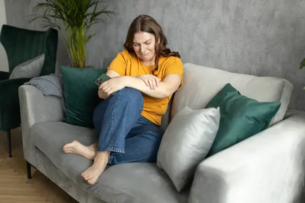 Mujer Deprimida Sentada Sofá Esconder Cabeza Abrazándose Con Las Manos Fotos De Stock